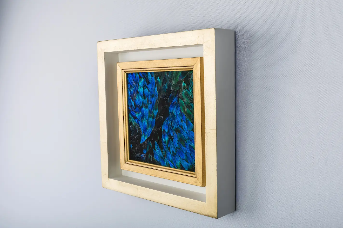 Tableau Équilibre en plumes naturelles de PAON Bleu et Bleu/ Vert de biais