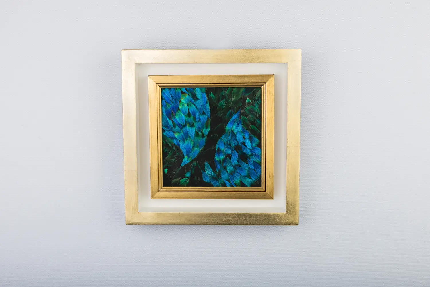 Tableau Équilibre en plumes naturelles de PAON Bleu et Bleu/ Vert de face