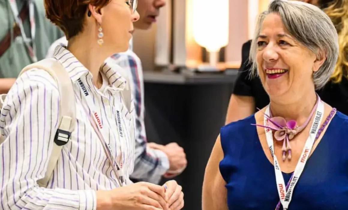 Amandine échange avec les artisants présent sur le salon maison et objet à Paris