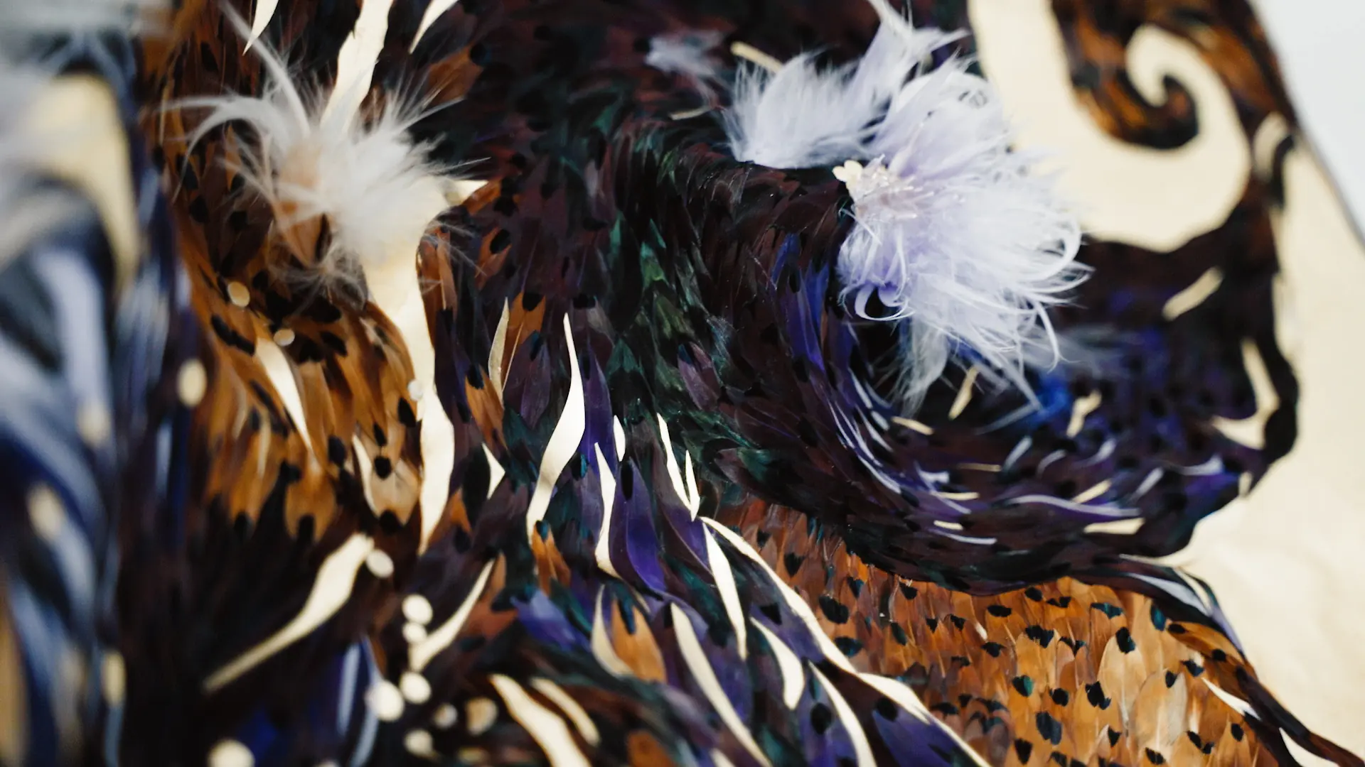 Une oeuvre magistrale composée de plumes de faisant Colchide naturelles et teintées, des feuilles d'or et des plumes d'oie teintées.
