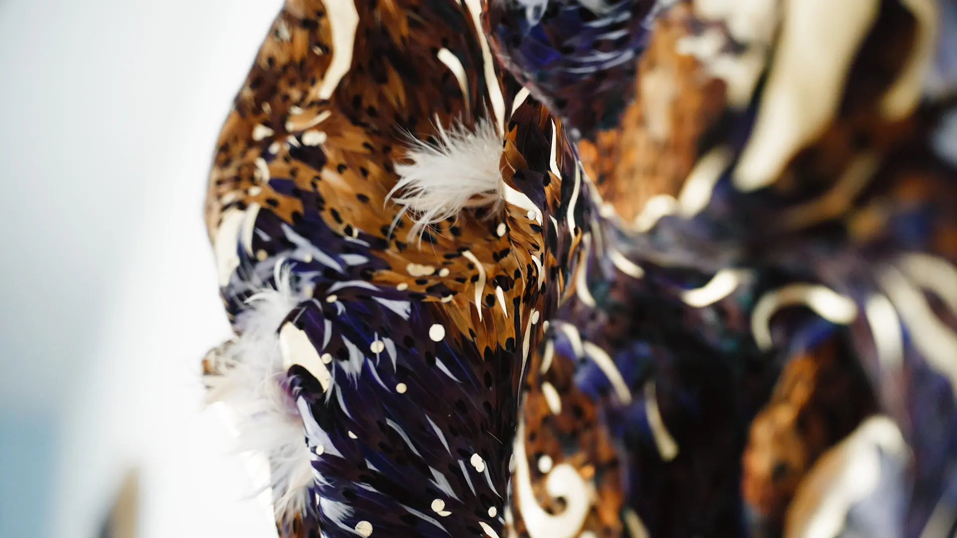 Une oeuvre magistrale composée de plumes de faisant Colchide naturelles et teintées, des feuilles d'or et des plumes d'oie teintées.