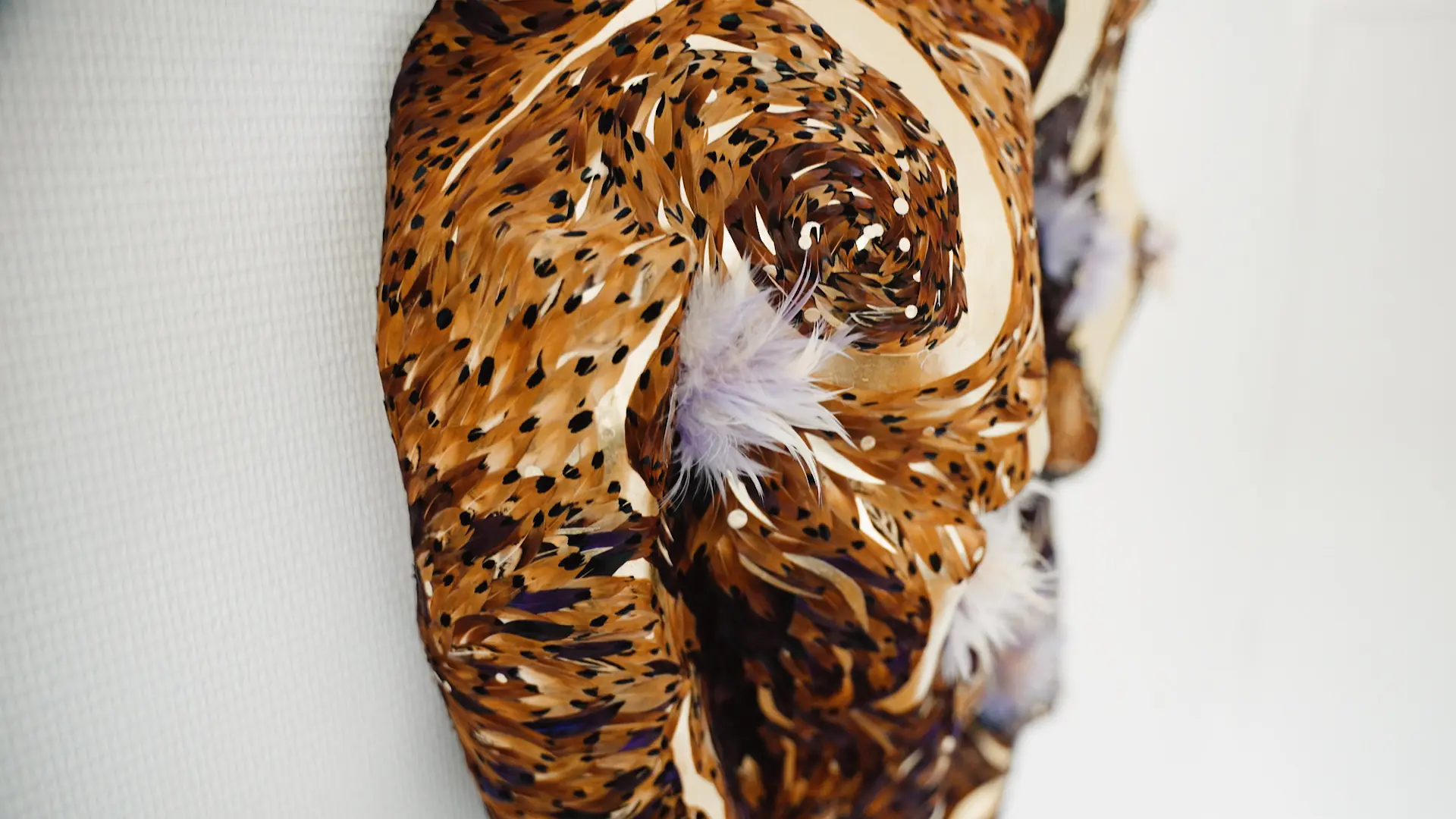 Une oeuvre magistrale composée de plumes de faisant Colchide naturelles et teintées, des feuilles d'or et des plumes d'oie teintées.