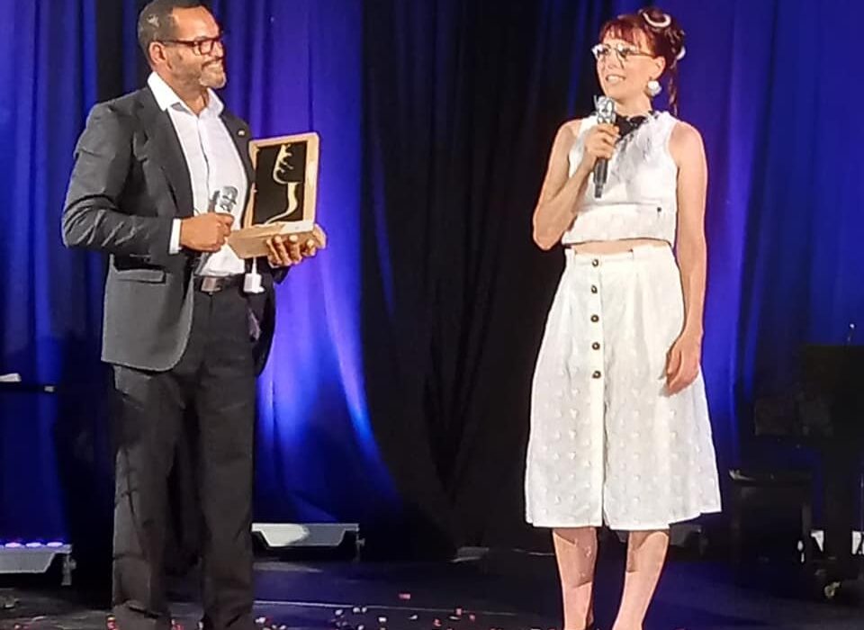 Amandine au micro lors de la remise des prix pour sa 1ère place au concours « Elles M l’Artisanat » catégorie « entreprise plus de 3 ans »