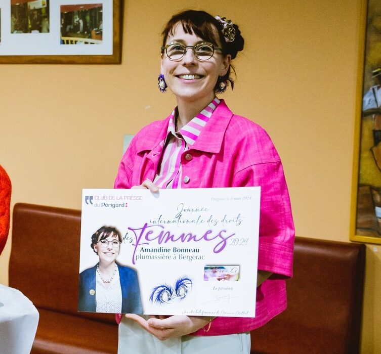 Prix de la presse, Amandine soutient fièrement son prix.