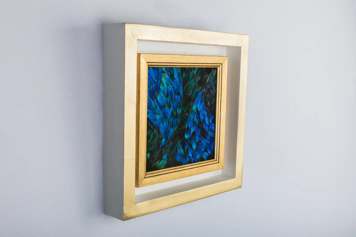 Tableau Cosmos en plumes naturelles de PAON Bleu et Bleu/ Vert