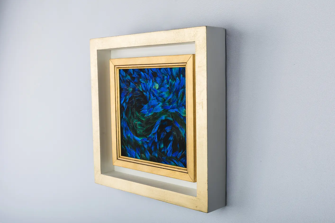 Tableau Cosmos en plumes naturelles de PAON Bleu et Bleu/ Vert