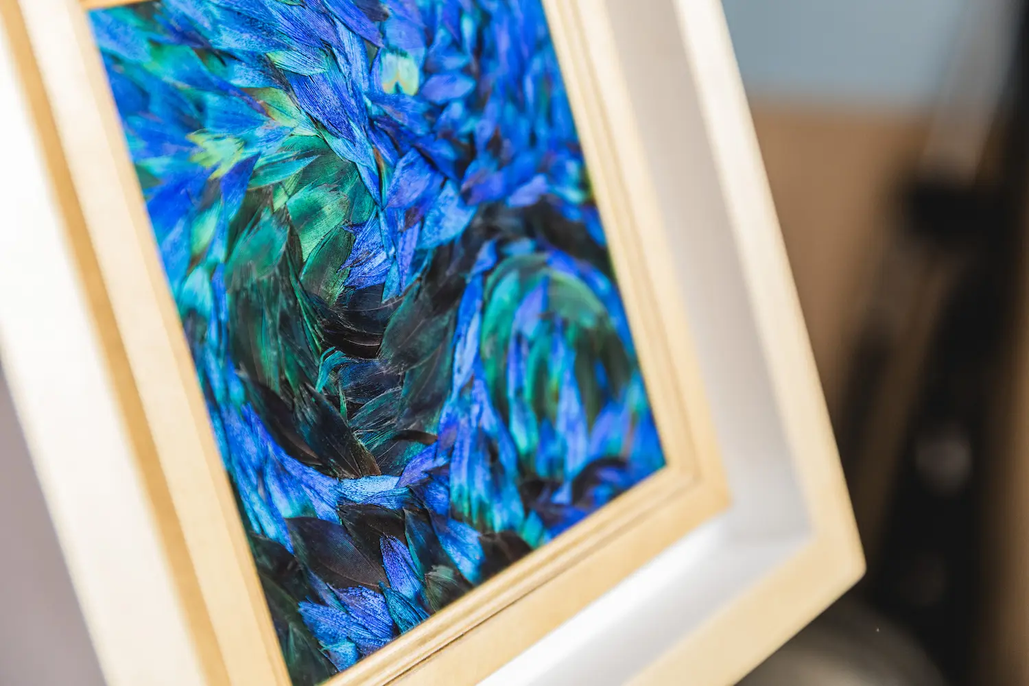 Tableau Cosmos en plumes naturelles de PAON Bleu et Bleu/ Vert